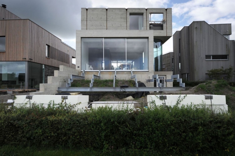 Gillen naar de bouwvakker op het dak