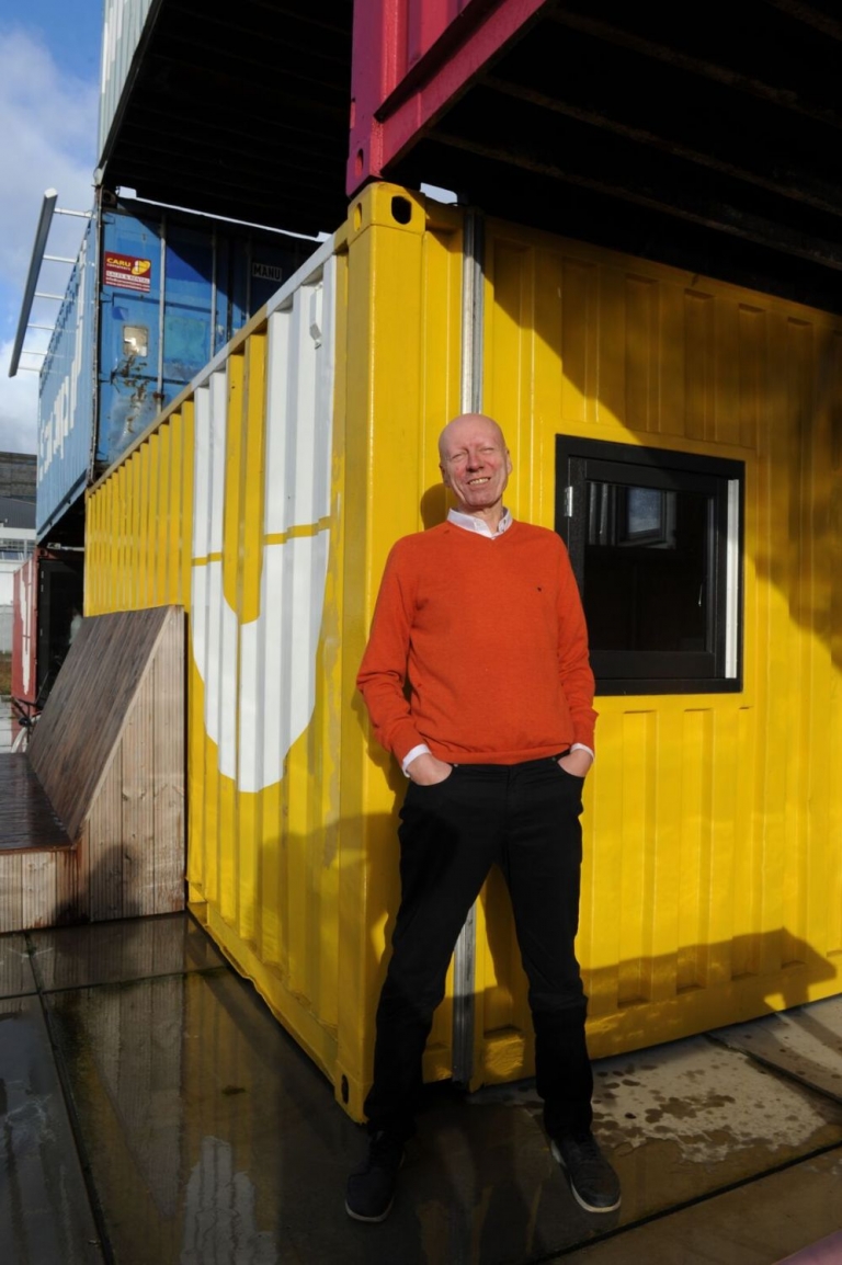 Kleurige containers met bruisende start-ups