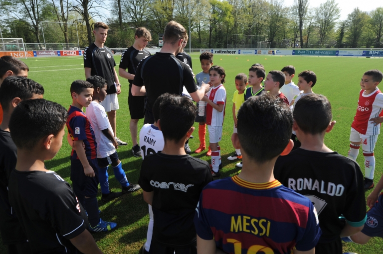 Drie clubs in Oost spelen op nieuw kunstgras met kurk