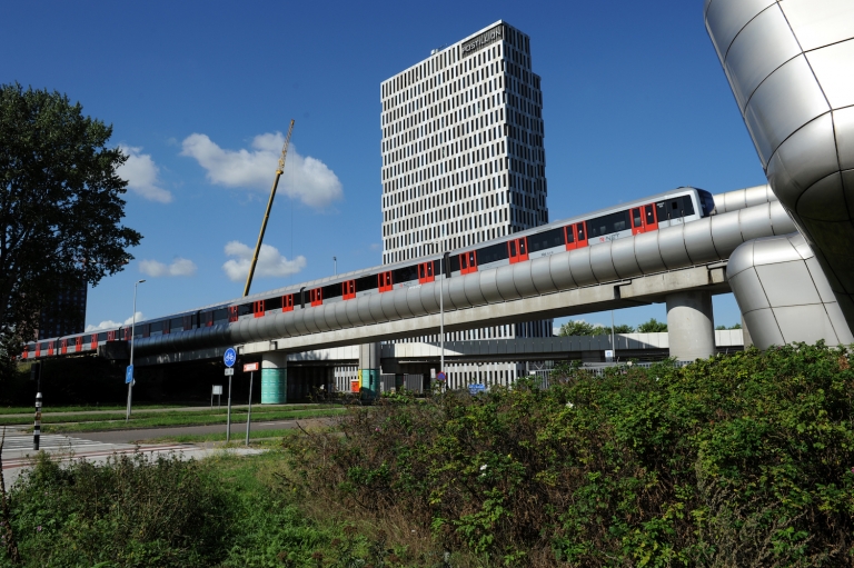 Postillion Hotel, Overamstel: ‘Van een afstand ziet het gebouw er intrigerend uit’