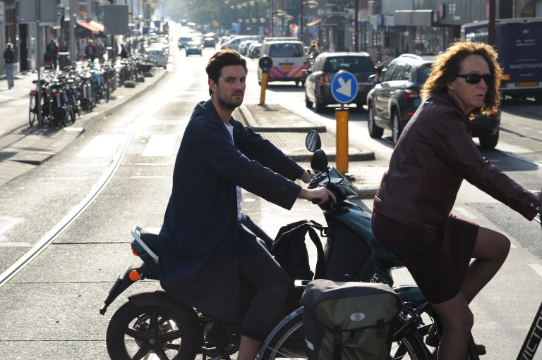 Waarom de snorfietsen (niet) naar de rijbaan moeten