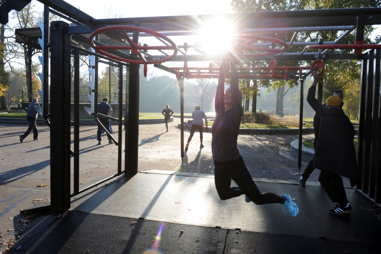 Sportcontainers in de parken van Oost: ‘Ga lekker uit je dak’