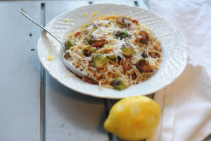 Pasta met amandelpesto en spruitjes