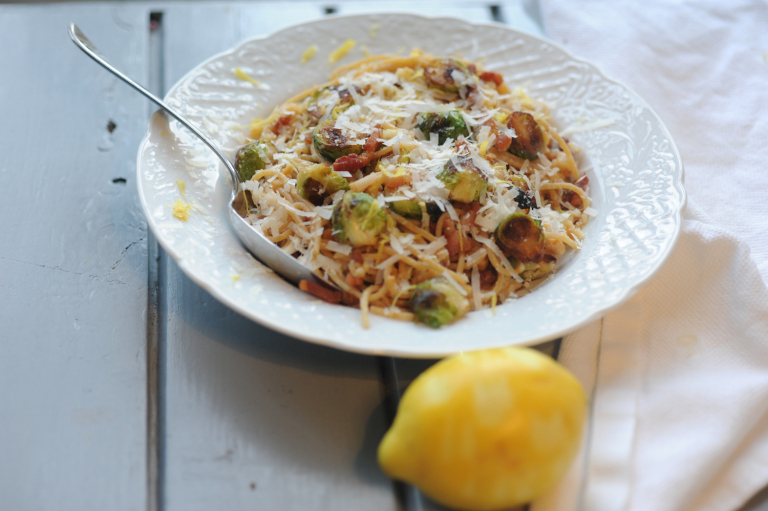 Pasta met amandelpesto en spruitjes