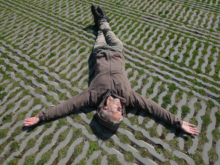 Goed idee, vond eigenlijk iedereen: parkeervakken met grastegels. Maar ze liggen er nog niet…