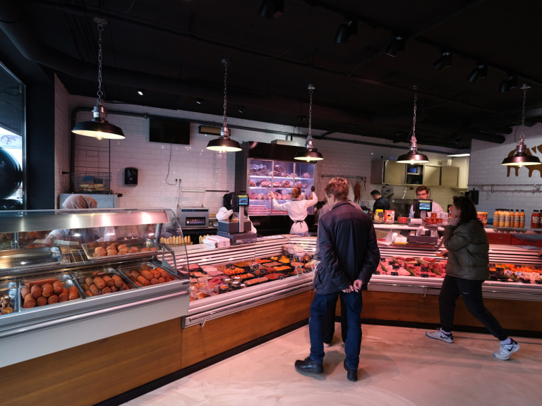 Slagerij Kaddour aan de Pampuslaan uitgebreid na verbouwing