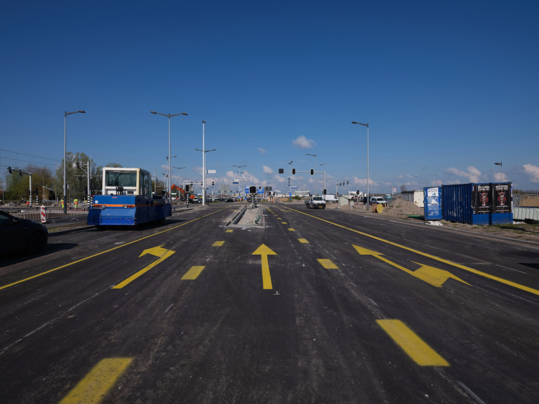 Kruispunt Zuiderzeeweg/Piet Heintunnel aangepakt