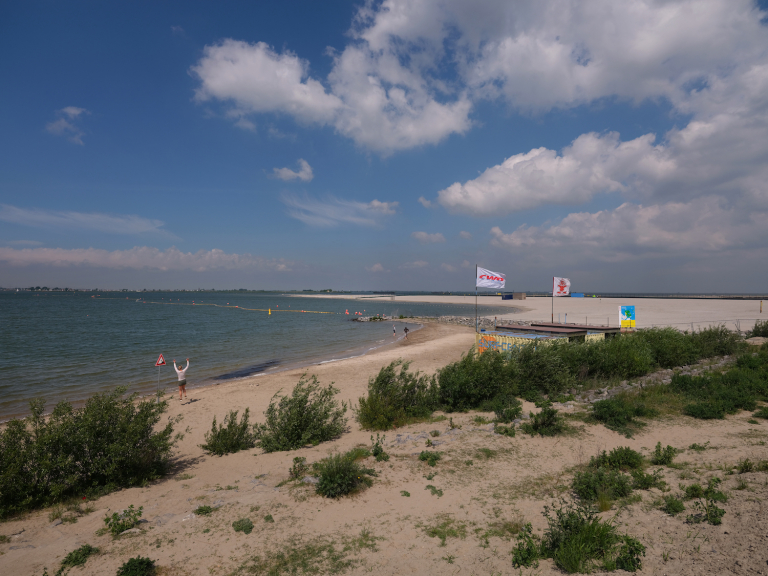 Nieuwe strand van IJburg geopend