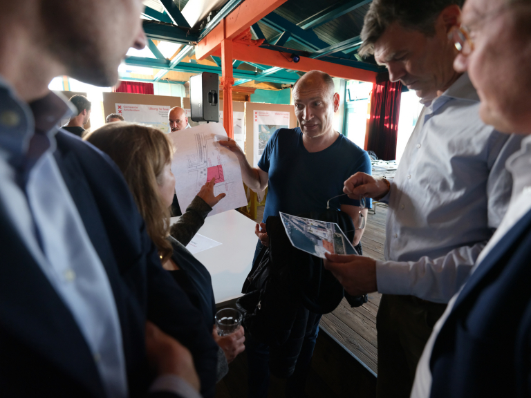 Bewoners IJburg ongerust over komst daklozenopvang. ‘De gemeente moet de pijn eerlijk verdelen’