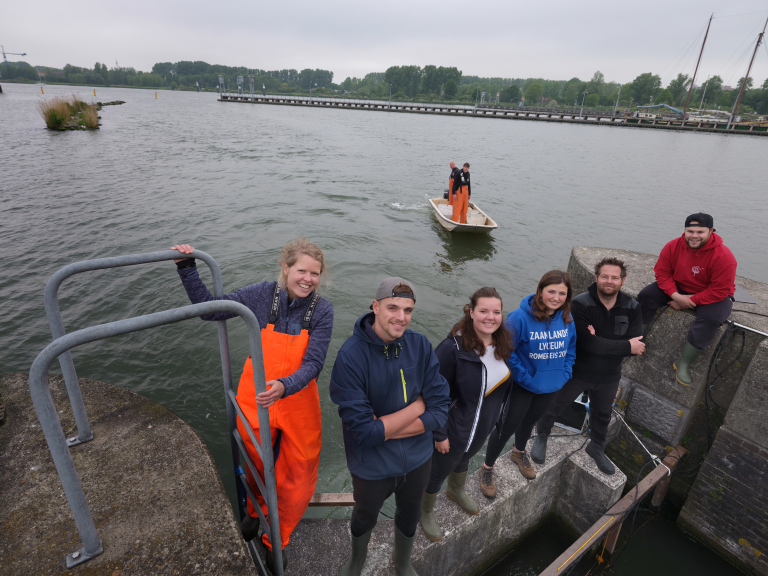 Heen-en-weer door de Oranjesluizen, duizend vissen krijgen een chip