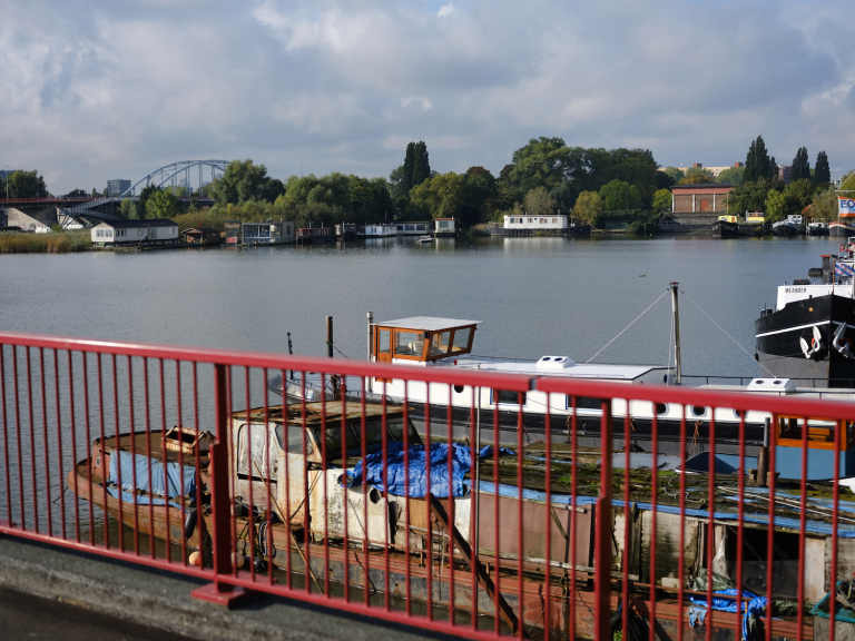 Woonboten onder Amsterdamsebrug verplaatst