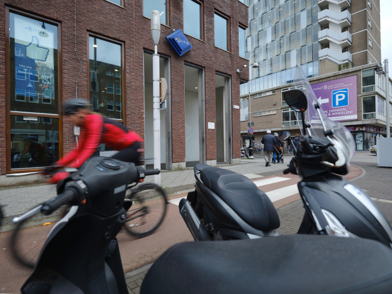 Politiebureau Linnaeusstraat ’s nachts gesloten