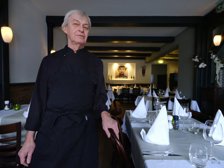 Restaurant Le Bistro aan de Muiderstraatweg geopend: ‘Gedimd licht, een gezellige bar en linnen gedekte tafeltjes’