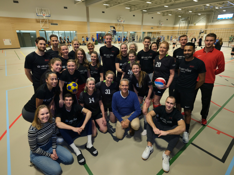 Volleyballers en korfballers delen kantine in Sportgebouw Zeeburgereiland. ‘We zouden sprongtechnieken van elkaar kunnen afkijken’