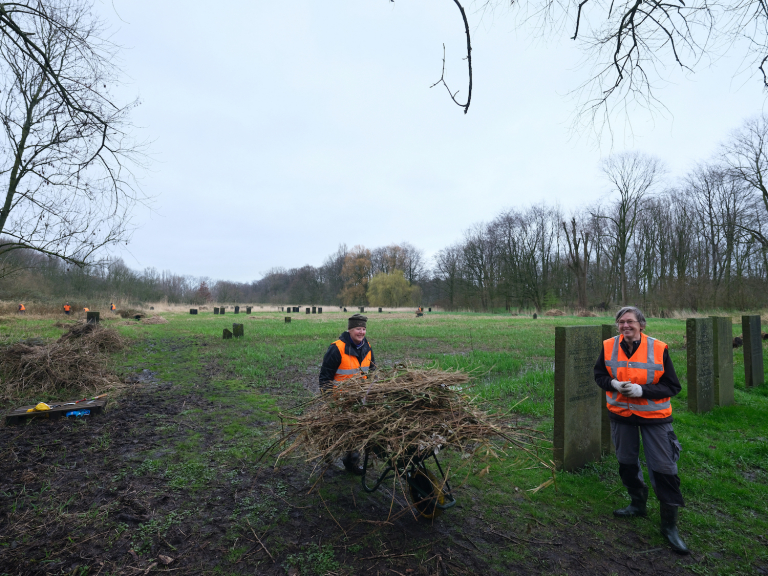 Buurtbewoners zetten zich in voor Joodse Begraafplaats Zeeburg: ‘Het terrein is één woekerende monocultuur geworden’