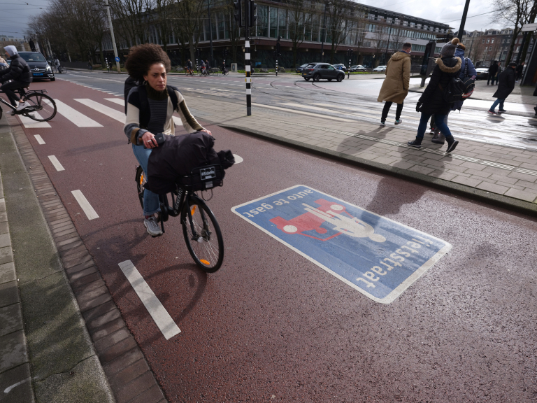 Meer brede, rode fietspaden in de stad