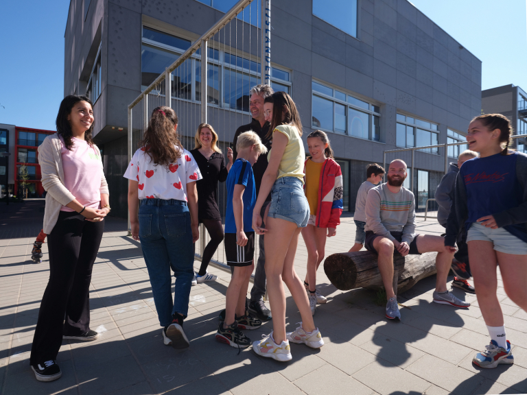 Het land nog weken op slot, basisscholen weer een beetje open. Basisschooldirecteur: ‘Ik heb er de hele dag over gepiekerd’