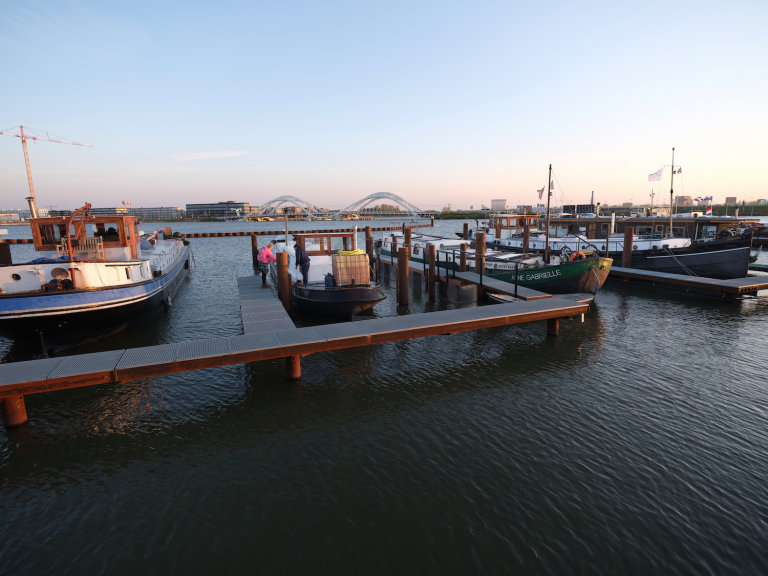 Woonboten Amsterdamsebrug tijdelijk bij Oostpunt