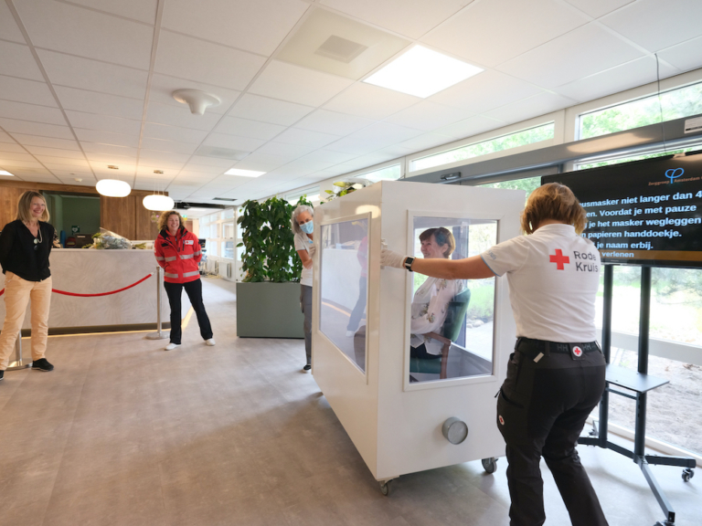 Visitekar brengt bewoners verpleeghuis en familie dichter bij elkaar