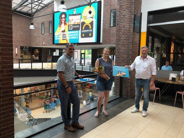 Emmy Woestenburg wint hoofdprijs zomeractie Winkelcentrum Diemerplein