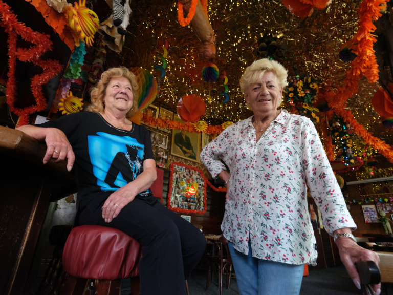 De meiden van Café Ruk & Pluk gaan onvermoeibaar door. ‘Voor corona was het altijd volle bak, nu is het een half bakkie’