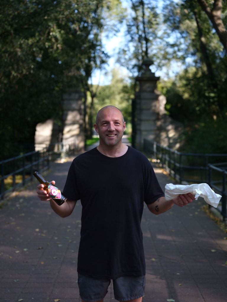 Ploggen in het Flevopark: ‘Ik erger me mateloos aan zwerfafval’