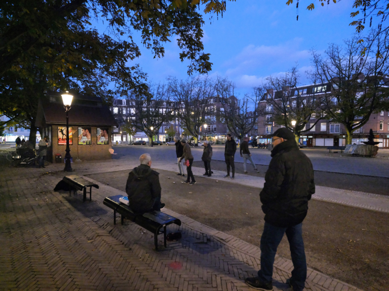 Hangjongeren terroriseren Krugerplein, Stadsdeel Oost heeft ’toezicht verscherpt en is bezig met aanpak’