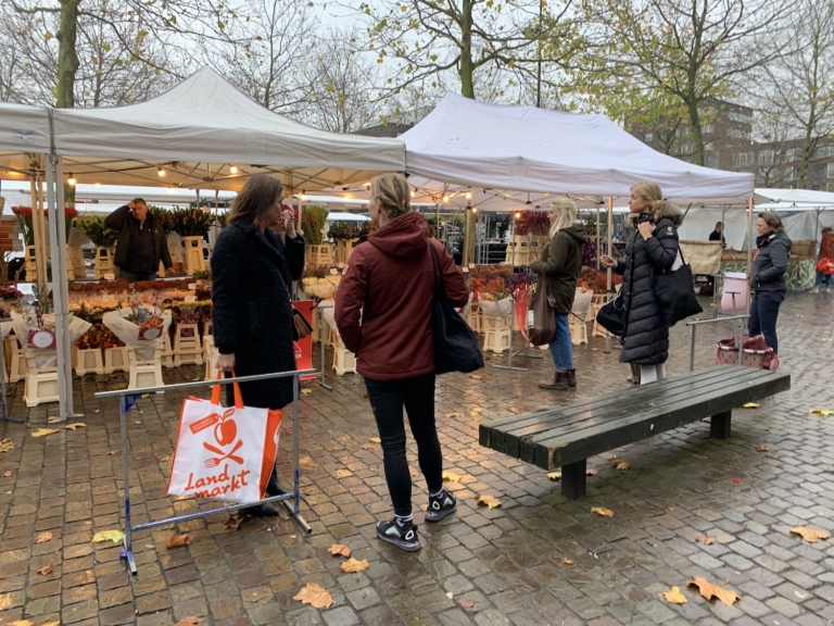 Weer gedoe rond weekmarkt op IJburg: Reuring moet inkrimpen, bewoners in actie