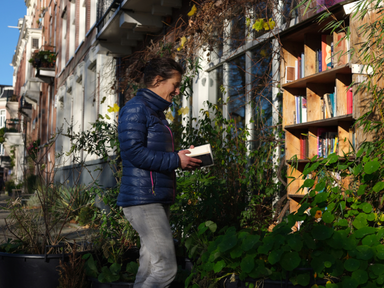 Buurtbiebs zijn een fenomeen: ‘Zelfs ’s nachts staan er mensen in boeken te neuzen’