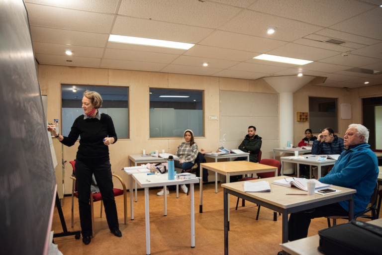 Boost in Oost: vluchtelingen krijgen taalles van buurtbewoners