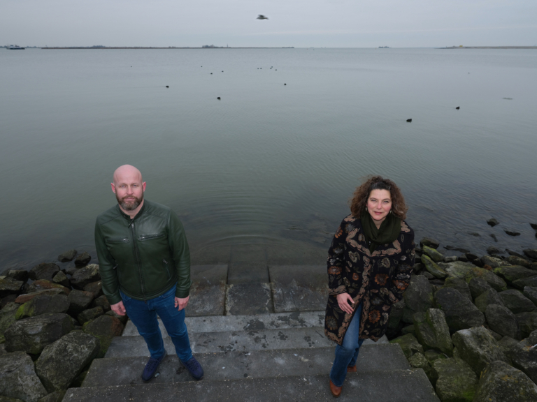 Bij IJburg geldt geen hoogterestrictie. Wethouder Van Doorninck en stadsdeelbestuurder Vermin: ‘Zichtbare windmolens zijn onontkoombaar’