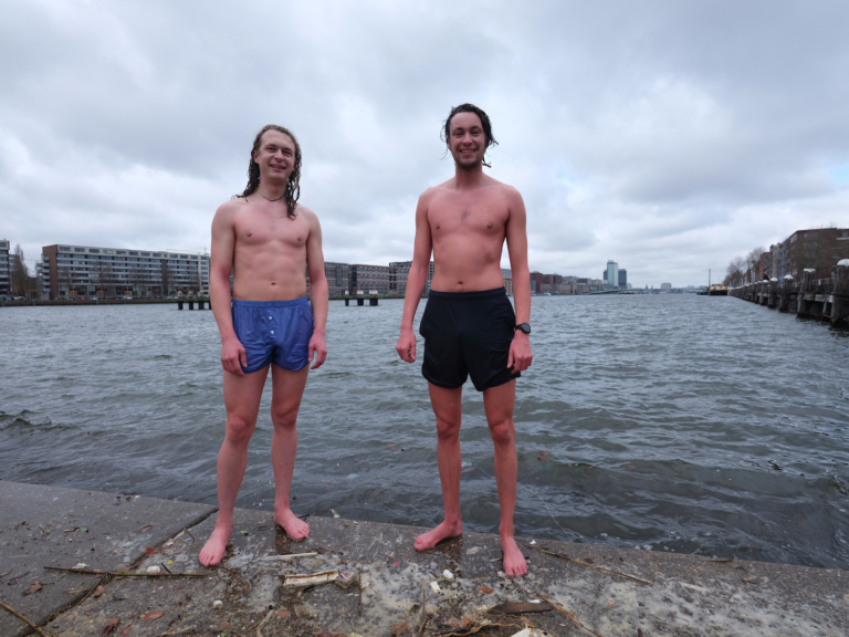 Student tijdens de lockdown: ‘Ik mis de discussies op de universiteit, maar ook het praatje bij de koffieautomaat. Ik ben er nu echt klaar mee. Vooral met de avondklok. Om negen uur worden we weer opgehokt’