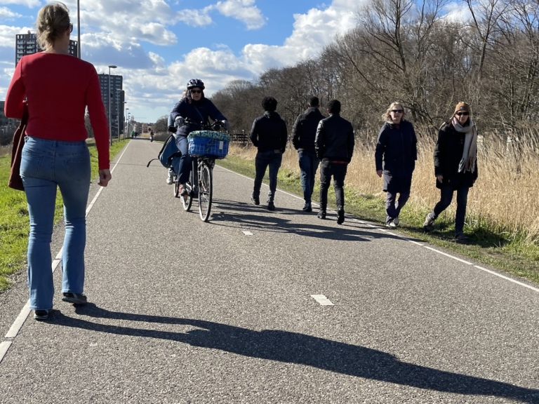 Wandelen is gezond en nu ook nog eens hip. Pleidooi voor links lopen