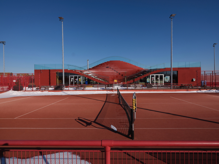 Tennisclub IJburg, 4 sterren: ‘Ik geef toe dat ik aan de kleur oranje moest wennen’