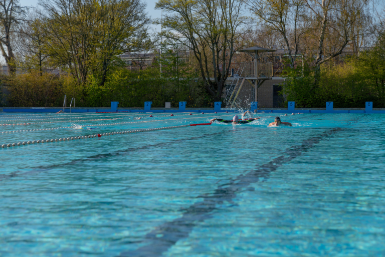 Flevoparkbad weer open, topzwemmer zwemt in recordtijd 12 keer een mijl. ‘Het zou geweldig zijn als we dit buitenbad ook het hele jaar kunnen openhouden’