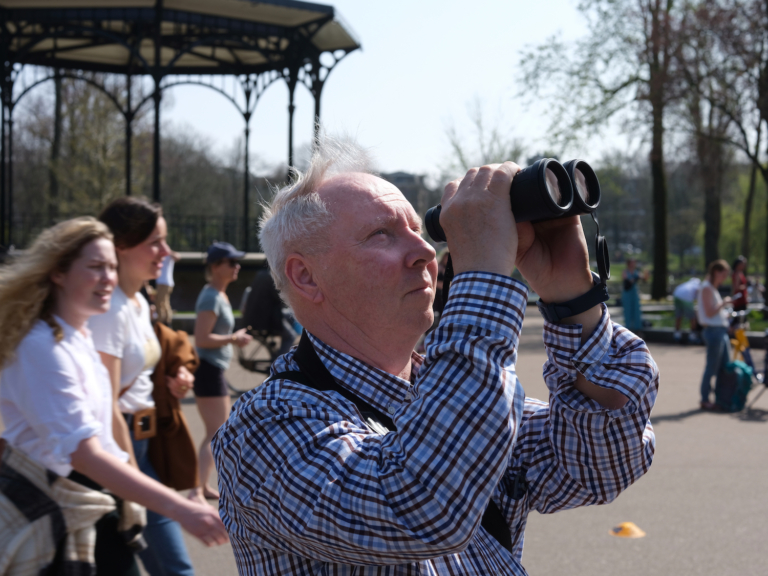In het Oosterpark, vogels tellen voor de atlas: ‘Iets bijzonders moet je eruit vissen’