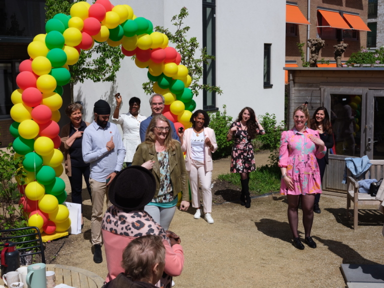 Heldenspeldje van Amsterdam voor medewerker van het Flevohuis uit Oost