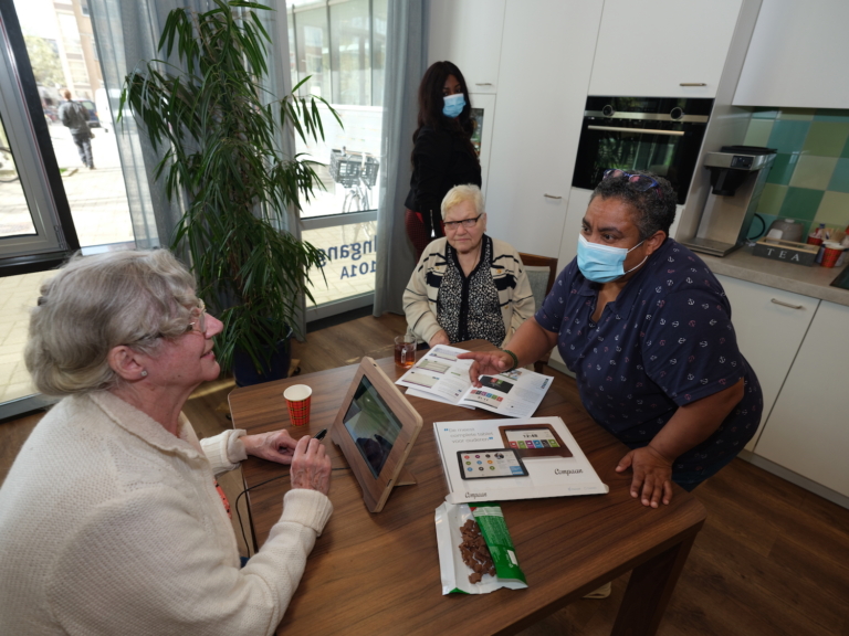 Tablet Compaan maakt contact op afstand met ouderen in de wijk mogelijk: ‘Heel bijzonder dat de ouderenzorg een digitale boost krijgt’