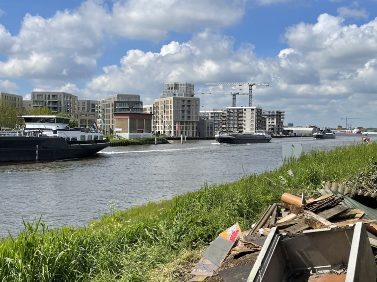 Vier sterren voor het Amsterdam-Rijnkanaal: ‘Op beide oevers twee leeuwen, vier identieke leeuwen in totaal’