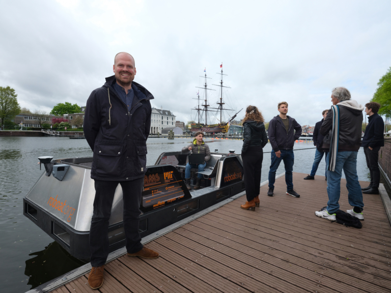 Onbemande boot vaart over het water van Amsterdam