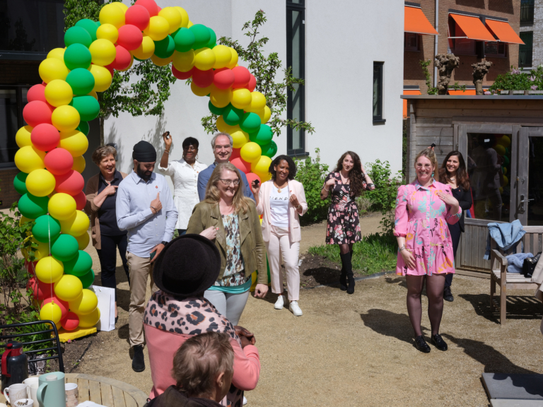 Heldenspeldje voor medewerkers ouderenzorg: ‘Wat een geluk dat jij een rots in de branding bleef’