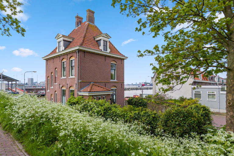 Op een unieke locatie: herenhuis aan de Oranjesluizen te koop