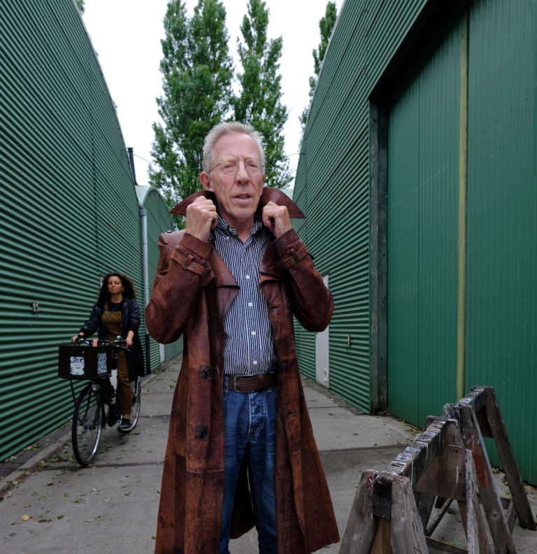 In een loods op Zeeburgereiland drumt en schildert Wim Janssen: ‘Dit is een ideale plek’