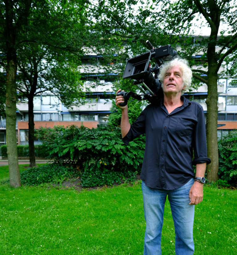 Kees Hoogeveen maakt documentaire over zijn medeflatbewoners: ‘De magische kracht van de stad is: hier kan ik zijn wie ik wil zijn’