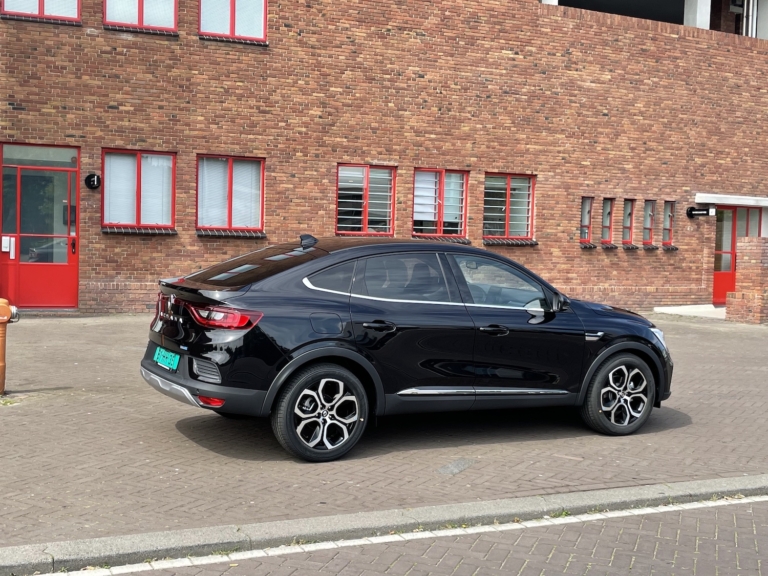 ‘Bewonderende blikken’: De Renault Arkana straalt sportiviteit en elegantie uit