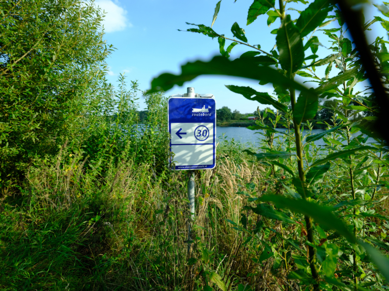 Bordje Nico Jessekade: ‘Onzichtbaar kluitje in het riet van een daverende nutteloosheid’