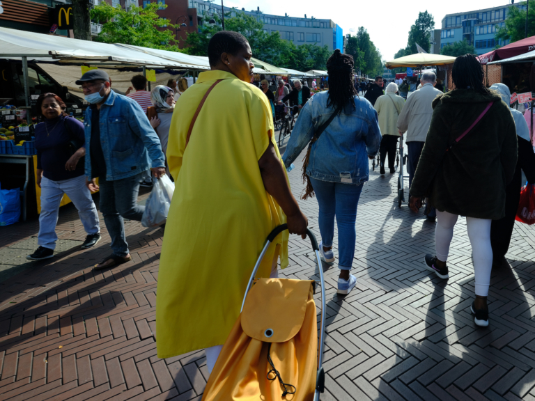 Proef met preventief fouilleren, ook in de Dapperbuurt. ‘Jongens die wapens dragen, die moet je juist helpen’