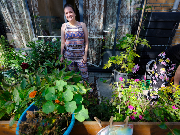 Tegels wippen voor het klimaat én het Nederlands Kampioenschap: Samantha heeft nu weer vlinders en bijen in haar tuin