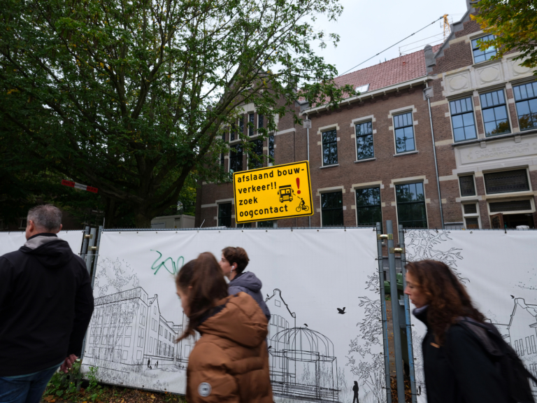 De weg kwijt: ‘afslaand bouwverkeer!!’