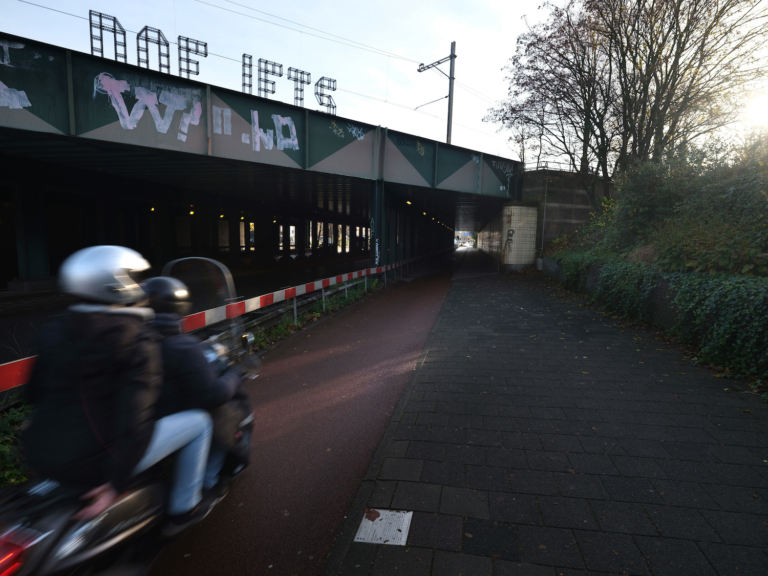 ‘Doe iets’ boven de spoorbrug Wibautstraat: ‘Een hartenkreet of noodkreet’